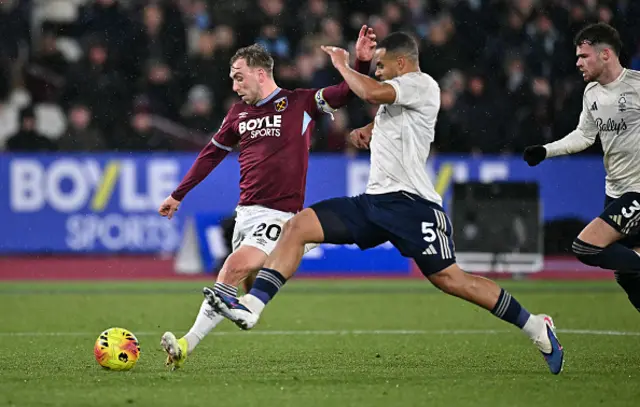 Jarrod Bowen (L) shoots past Nottingham Forest's Brazilian defender Murillo