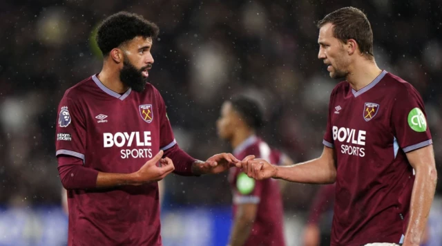 West Ham United's Pablo (left) and Tomas Soucek in discussion