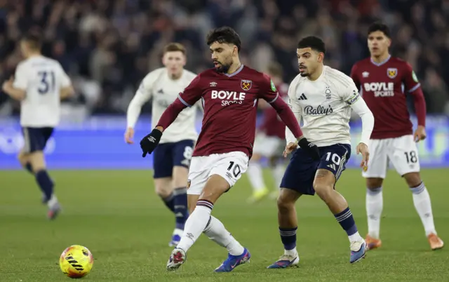 Paqueta plays a pass under pressure