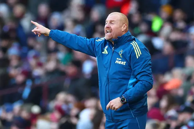 Sean Dyche pointing with his right arm