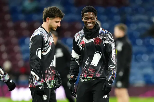 Manchester United's Kobbie Mainoo (right) and Mason Mount ahead of the Premier League match at Turf Moor