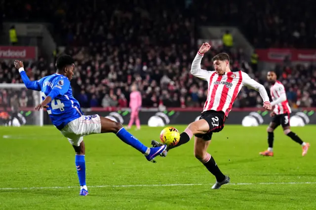 Sunderland's Simon Adingra (left) and Brentford's Vitaly Janelt battle for the ball