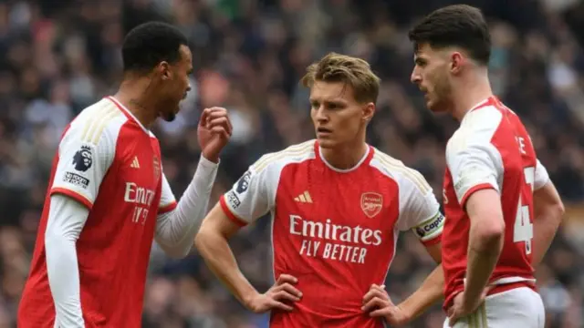 Gabriel Magalhaes, Martin Odegaard and Declan Rice in discussion on the pitch