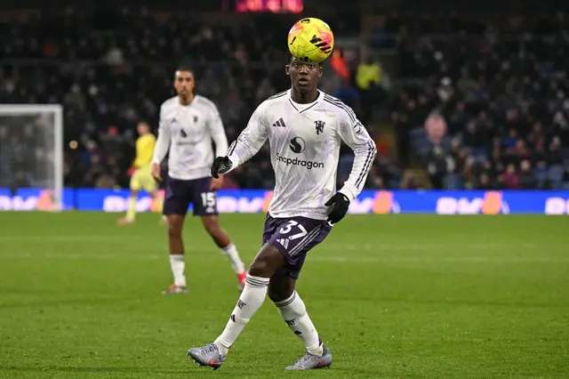 Manchester United's English midfielder #37 Kobbie Mainoo controls the ball