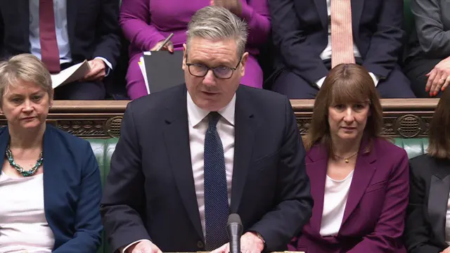Keir Starmer addressing the House of Commons, Chancellor Rachel Reeves and Foreign Secretary Yvette Cooper are sat behind him