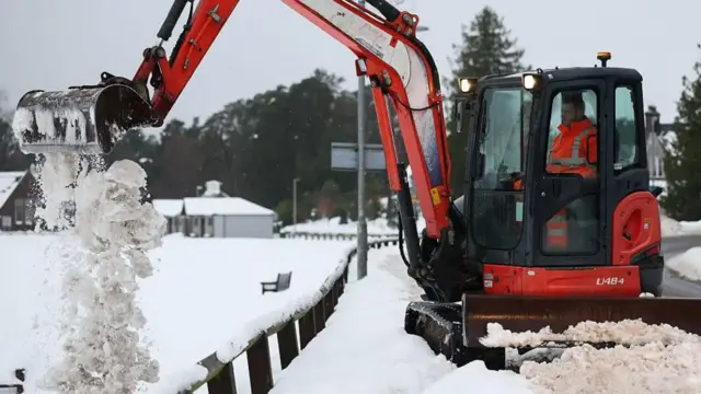 A lull in the snowfall and milder temperatures has allowed to authorities to make progress clearing the roads