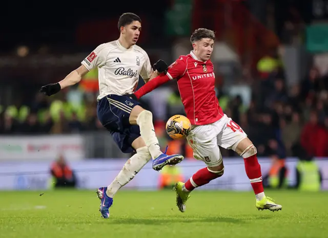 Cunha tackles a Wrexham player
