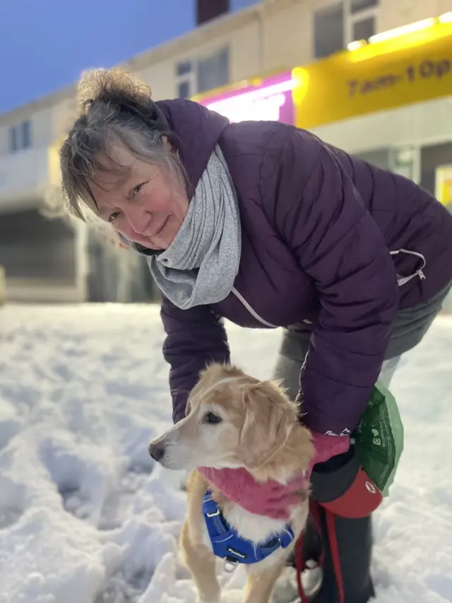 Woman hold her light coloured