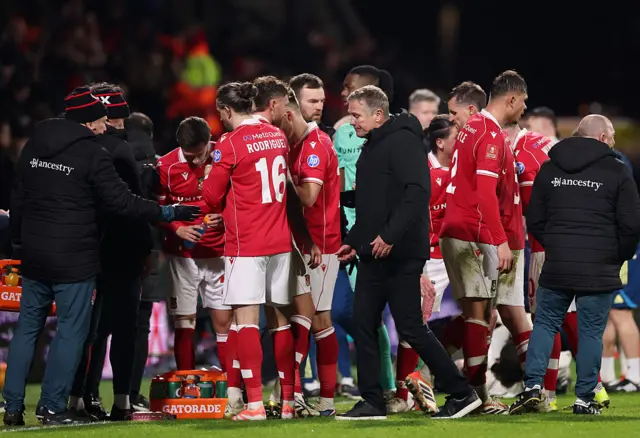 Parkinson chats to his team in the extra time drinks break