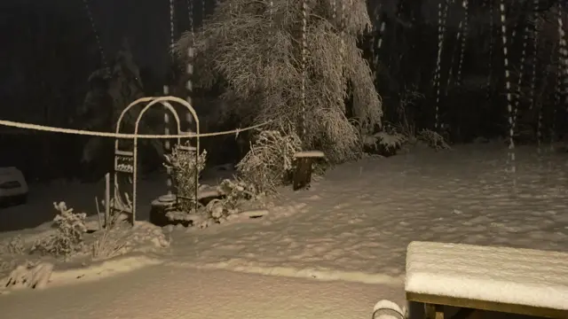 Eira yn Tegryn, Sir Benfro nos Iau