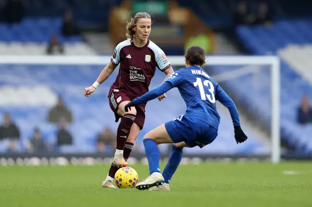 Lynn Wilms of Aston Villa runs with the ball while under pressure from Hikaru Kitagawa of Everton