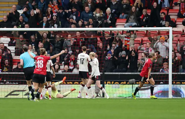 Lisa Naalsund scoring a goal