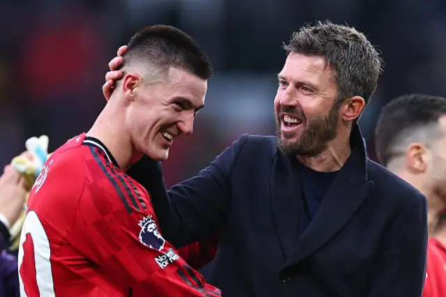 Michael Carrick celebrates with Benjamin Sesko