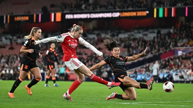 Alessia Russo of Arsenal shoots