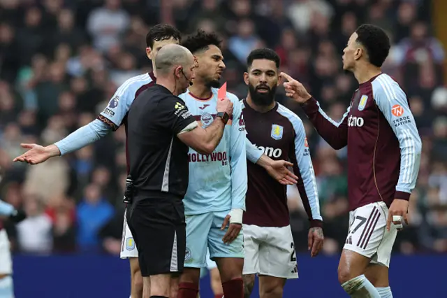 Brentford's German midfielder #07 Kevin Schade (C) is shown a red card