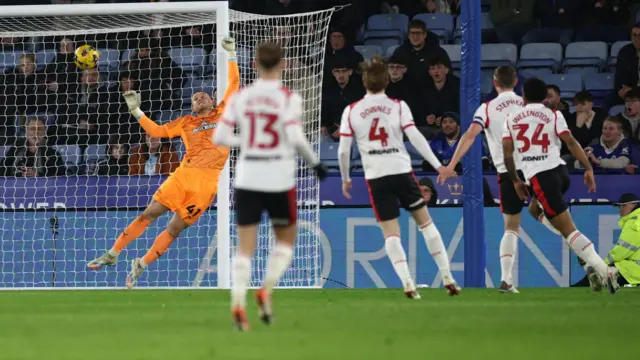 Abdul Fatawu beats Southampton goalkeeper Daniel Peretz