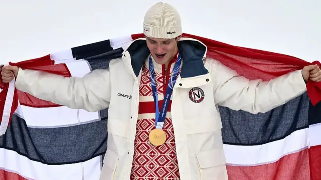 Birk Ruud celebrating his gold medal