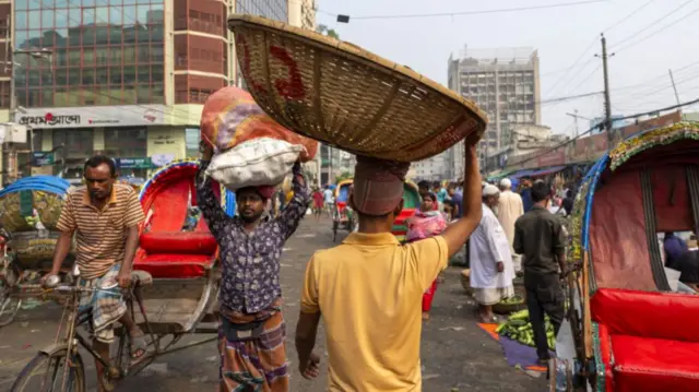 Porter in the Kawran Bazar vegetables and fruits morning market in Dhaka
