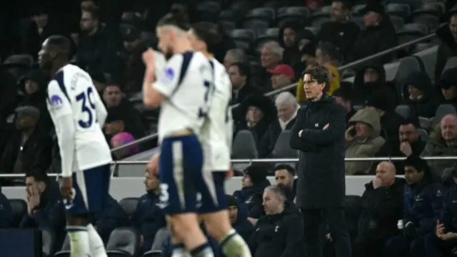 Thomas Frank watches on as Spurs players look dejected