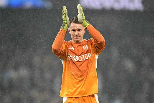 Bernd Leno applauds the fans