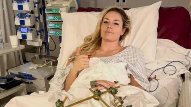 Lindsey Vonn giving a thumbs up after knee surgery