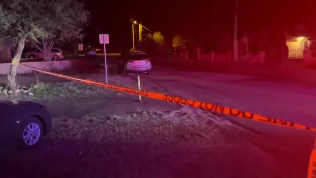 सड़क पर फैला हुआ पुलिस टेप देखा गया