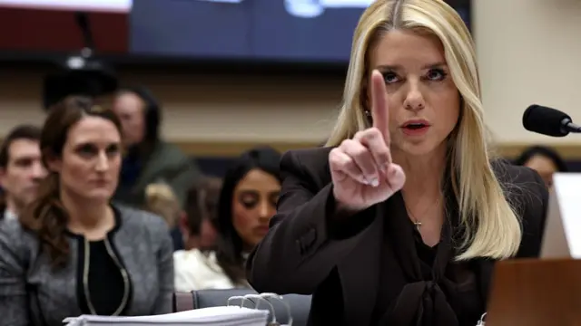 Bondi points her finger and speaks into a microphone