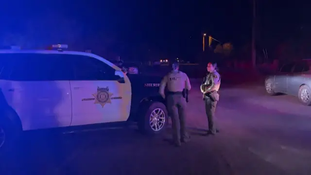 तलाशी स्थल पर एक पुलिस कार और दो अधिकारी दिखे