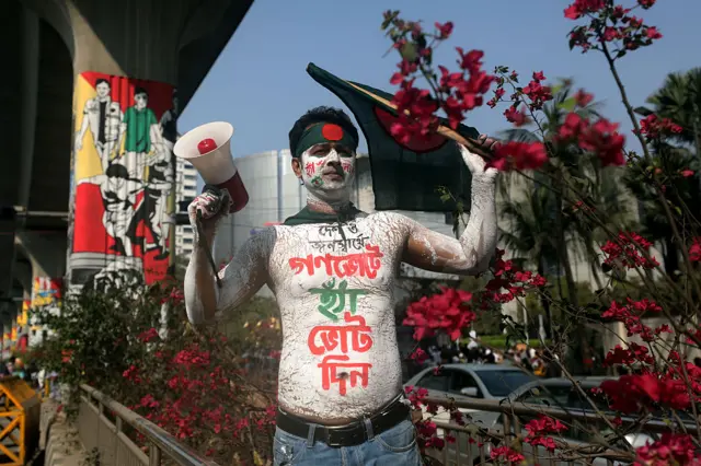 A campaign calls on voters to cast their votes in favor of ''Yes'' in the referendum in the upcoming 13th National Parliamentary Election in Dhaka, Bangladesh, on February 6, 2026. (Photo by Maruf Rahman/NurPhoto via Getty Images)