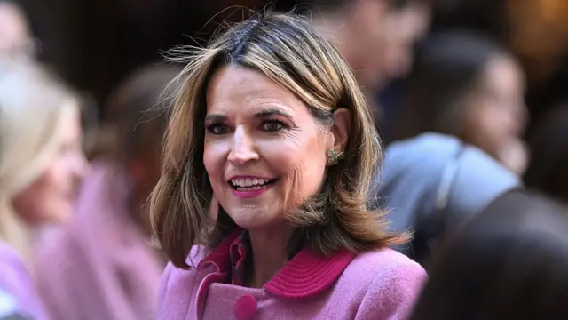 गुलाबी कोट में सवाना गुथरी