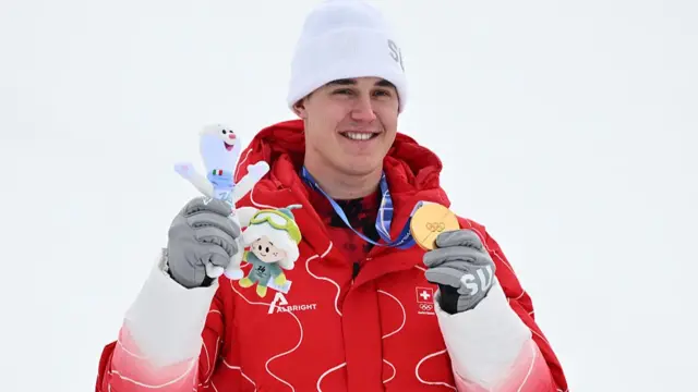 Franjo von Allmen with his Super-G gold medal