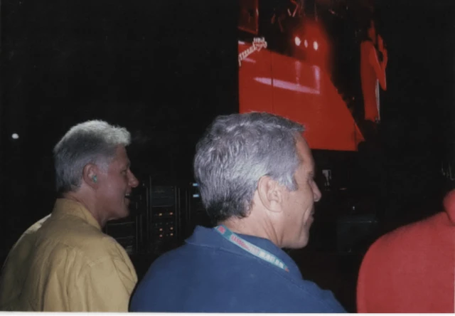 एक संगीत कार्यक्रम में पूर्व अमेरिकी राष्ट्रपति बिल क्लिंटन और जेफरी एप्सटीन प्रतीत होने वाले एक व्यक्ति का पार्श्व दृश्य