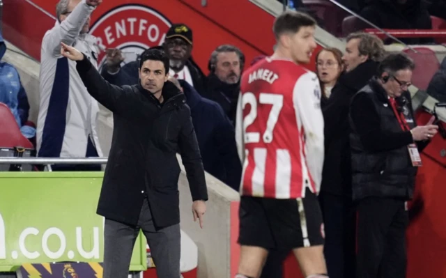 Arsenal manager Mikel Arteta on the touchline