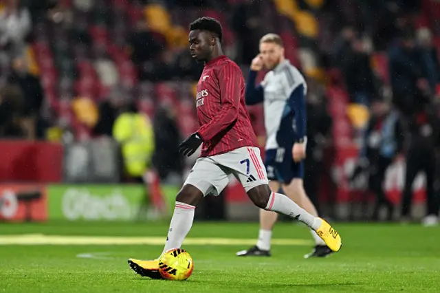 Bukayo Saka of Arsenal warms up