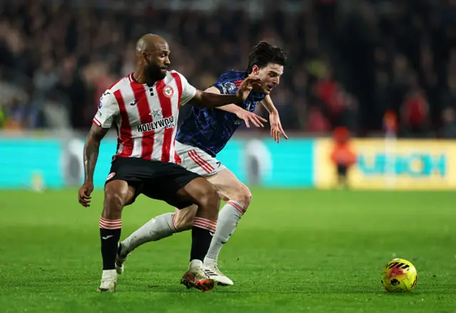 Igor Thiago of Brentford battles for possession with Declan Rice