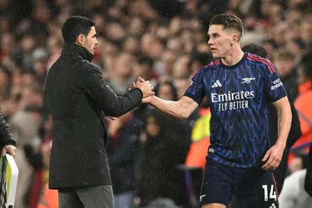 Mikel Arteta shaking hands with Viktor Gyokeres