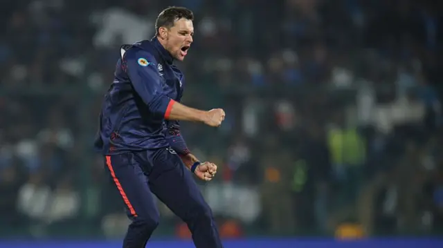 Gerhard Erasmus (c) of Namibia celebrates