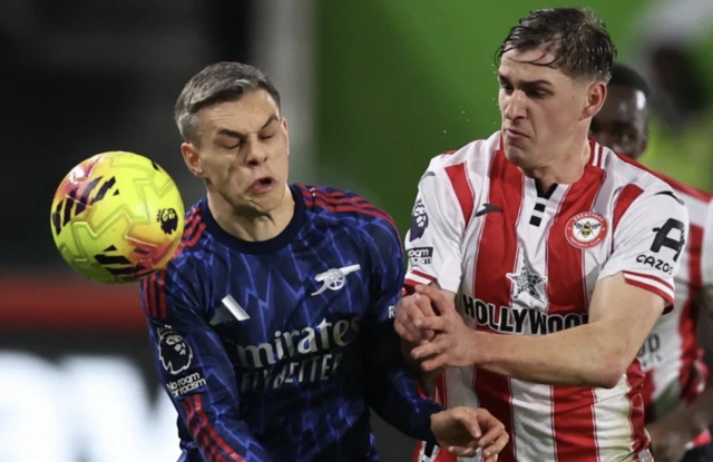 Arsenal's Leandro Trossard in action with Brentford's Yehor Yarmolyuk