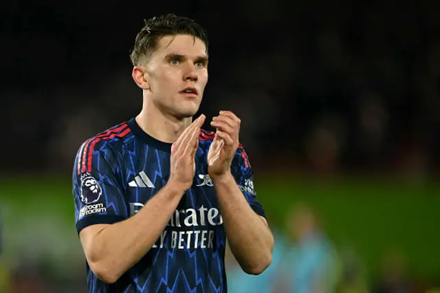 Viktor Gyokeres applauds the fans