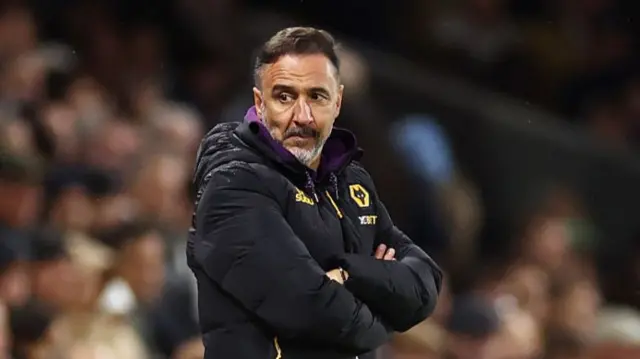 Vitor Pereira with his arms folded on the touchline