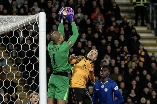 Hull City's Liam Millar competing with Chelsea's goalkeeper Robert Sanchez