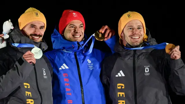 Matt Weston (centre) on the podium with Axel Jungk (left) and Christopher Grotheer (right), holding their medals