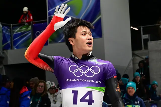 China's Qinwei Lin acknowledges the crowd