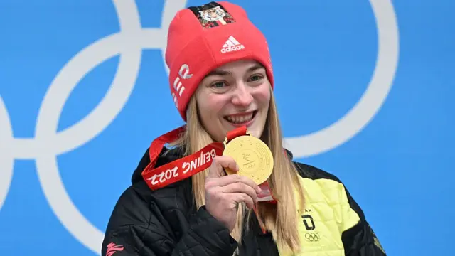 Hannah Neise with her gold medal in Beijing in 2022