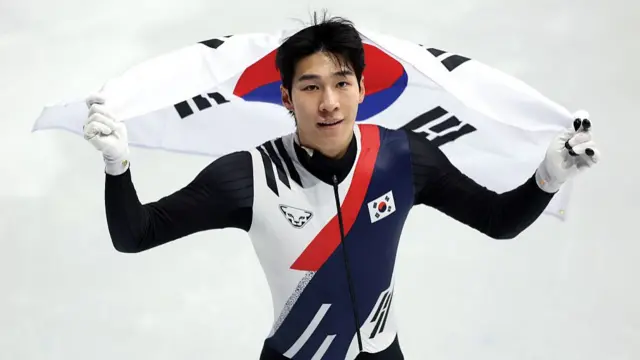 Daeheon Hwang of South Korea celebrates after winning silver