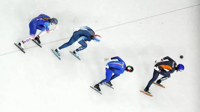Women's 3000m relay in action