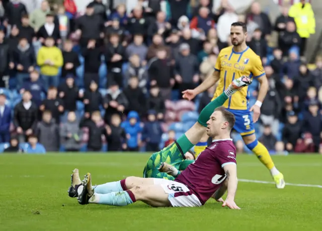 Barnes misses a chance at the back post