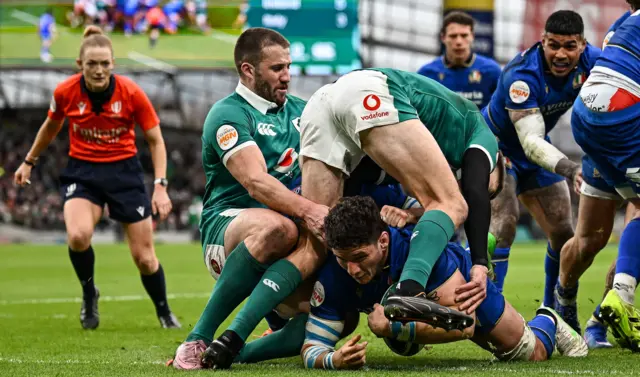 Nicotera scores a try from the base of a maul in Dublin