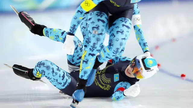 Arina Ilyachshenko of Team Kazakhstan crashes