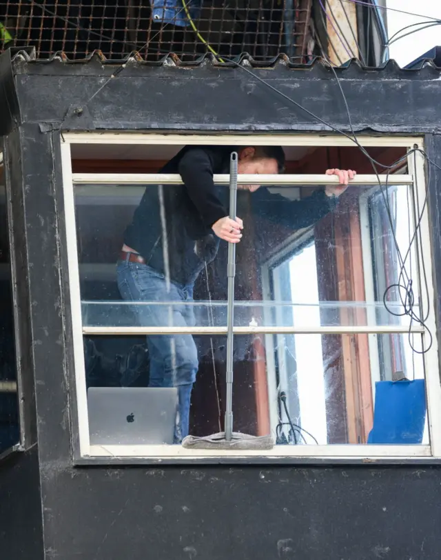 Window cleaner at Dens